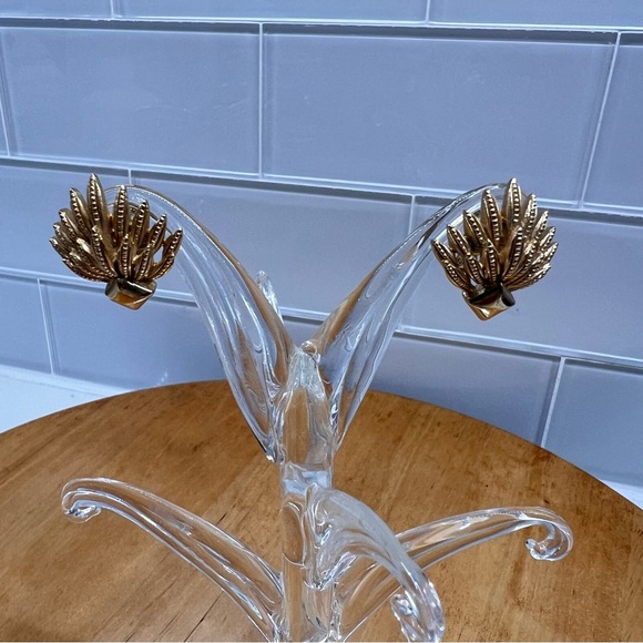 Vintage Crown Trifari Art Deco Fan Gold Tone Clip On Earrings Flapper Feather - Picture 2 of 9